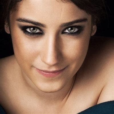 Hazal Kaya's Stunning Performance at Istanbul Film Festival: A Triumph of Talent and Timeless Beauty!